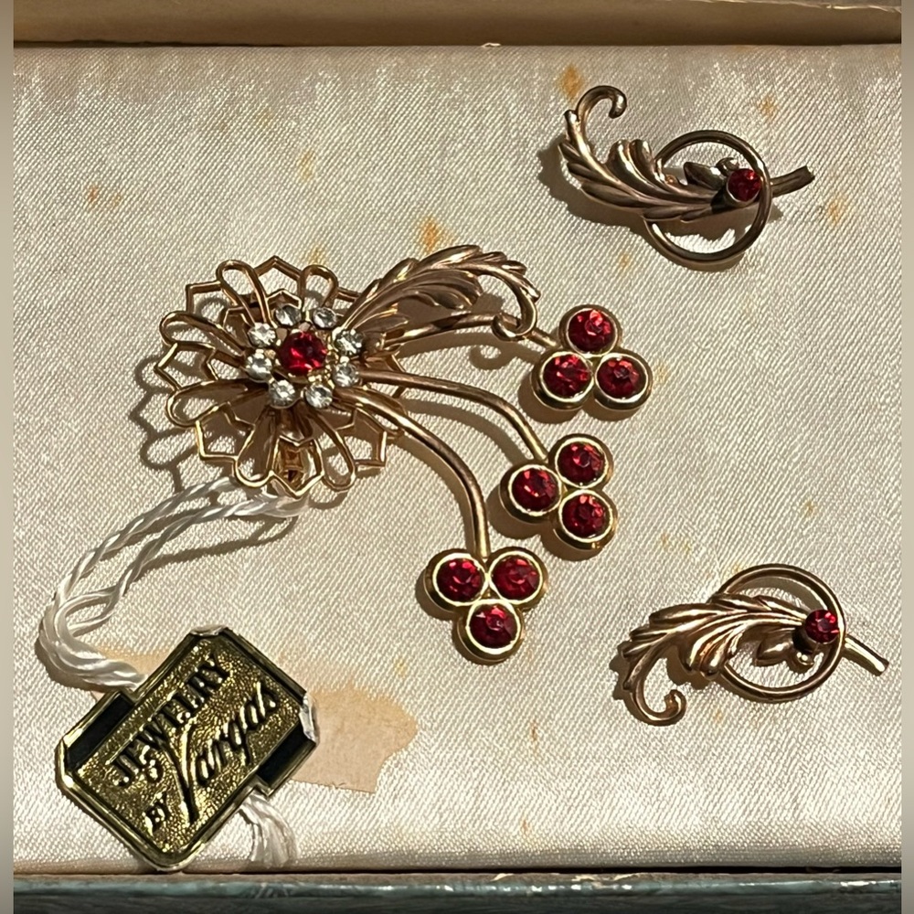 VARGAS Vintage Gold Tone Floral Leaf Accent Brooch Screw On Earrings SET
